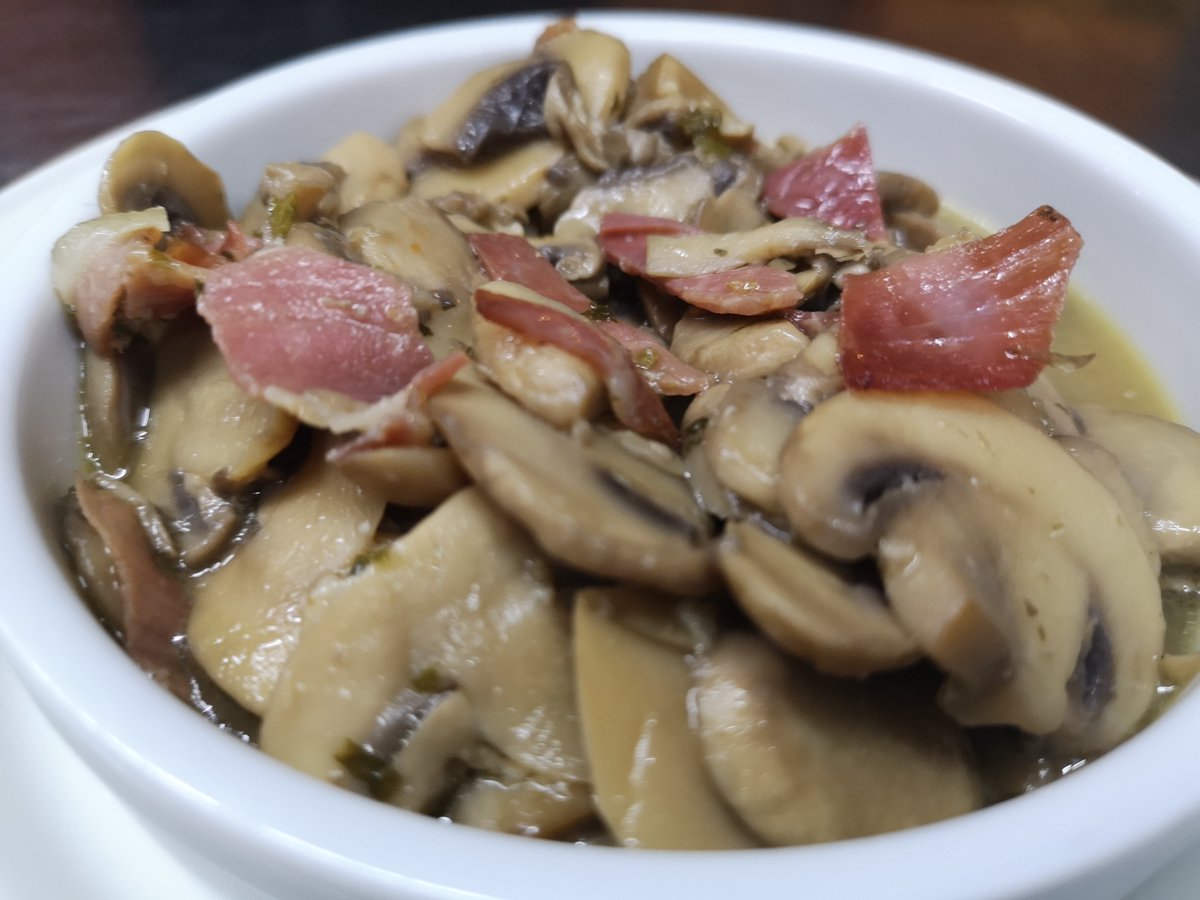 Un plato sencillo, ligero y con mucho sabor. Es importante cortar los champiñones en tiras para que se impregnen de todos los matices que aporta el jamón a este plato 🥰🥰  #Manolo1934