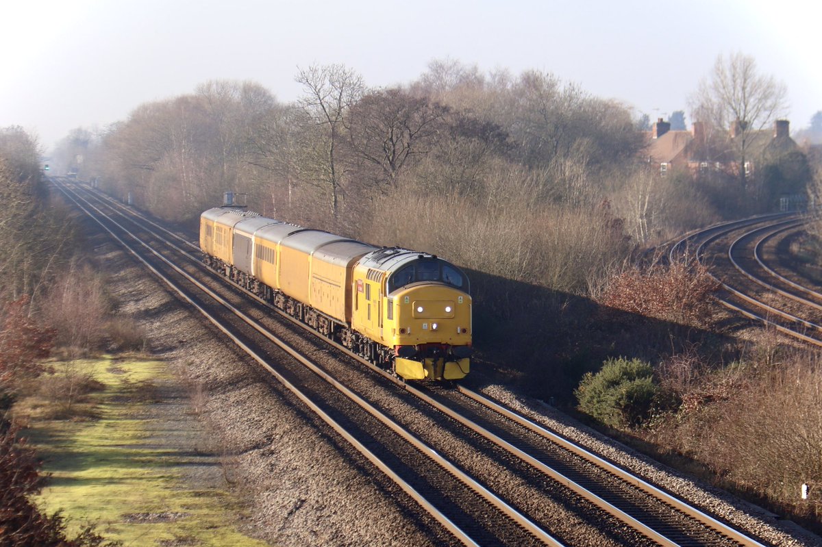 HiPa125's tweet photo. Déjà vu? 🤨
Network Rail #Class97 97302 ‘Ffestiniog & Welsh Highland Railways/Rheilffyrdd Ffestiniog ac Eryri’, powering Colas Rail Freight 3Z17 0855 Stafford > Derby Rail Technical Centre, on the approach to North Stafford Jn.
#OnceADayExercise 🚲
09/01/21 https://t.co/fY3y5wYXbl