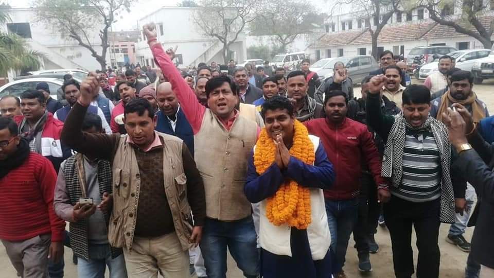 chandrahasrjp's tweet photo. #न_थकेंगे_न_रूकेंगे_पेंशन_हक_है_लेकर_रहेगें।राष्ट्रीय अध्यक्षNMOPS विजय कुमार “बन्धु”जी का प्रतापगढ़ वर्ष202के प्रथम संवाद कार्यक्रम में जोरदार हुआ स्वागत। पेंशन विहीन कार्मिकों आगामी मैं आंदोलन के लिए भरा जोश।चारों ओर से केवल एक आवाज 2022 मैं पुरानी पेंशन बहाल करने वाली हो सरकार https://t.co/YOzkkrMEU8