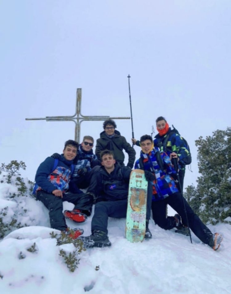 CasaIbi's tweet photo. Desde luego que la gente es una incosciente... estás diciendo que no salgamos si no es necesario y la gente se va a ver la nieve, si luego se quedan atascados sera culpa de las autoridades y aparte con lo que esta pasando con el Covid que irresponsabilidad.
#ibi #teixereta https://t.co/vKXUEEP4se