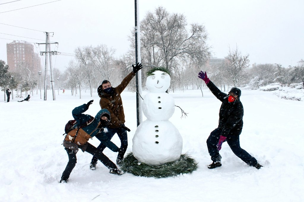 GoRza_'s tweet photo. Os presento a #FernandoDeNieve el muñeco de nieve que hemos hecho @africa_zamora_2 #rumbe y yo!!
Está en el parque de las cruces, al lado de la gasolinera de Cepsa de Aluche. Si le véis cuidadle y haceros una foto con él!! https://t.co/kM6RDSm71e