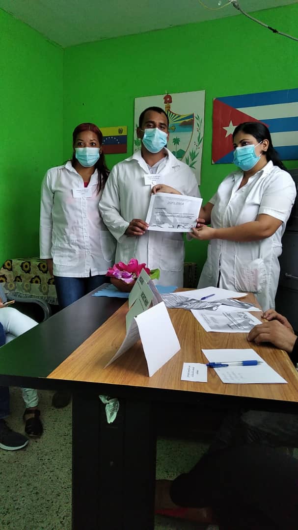 OdontoDel2020's tweet photo. Participación de odontólogos en la jornada científica realidad en el día de hoy, en el CDI Raúl Maza Mérida del estado Delta Amacuro
@Cubacoopera_Ve3 
@cubacooperaVE_D 
@CdiTucupita https://t.co/0mdAjGi1Ng