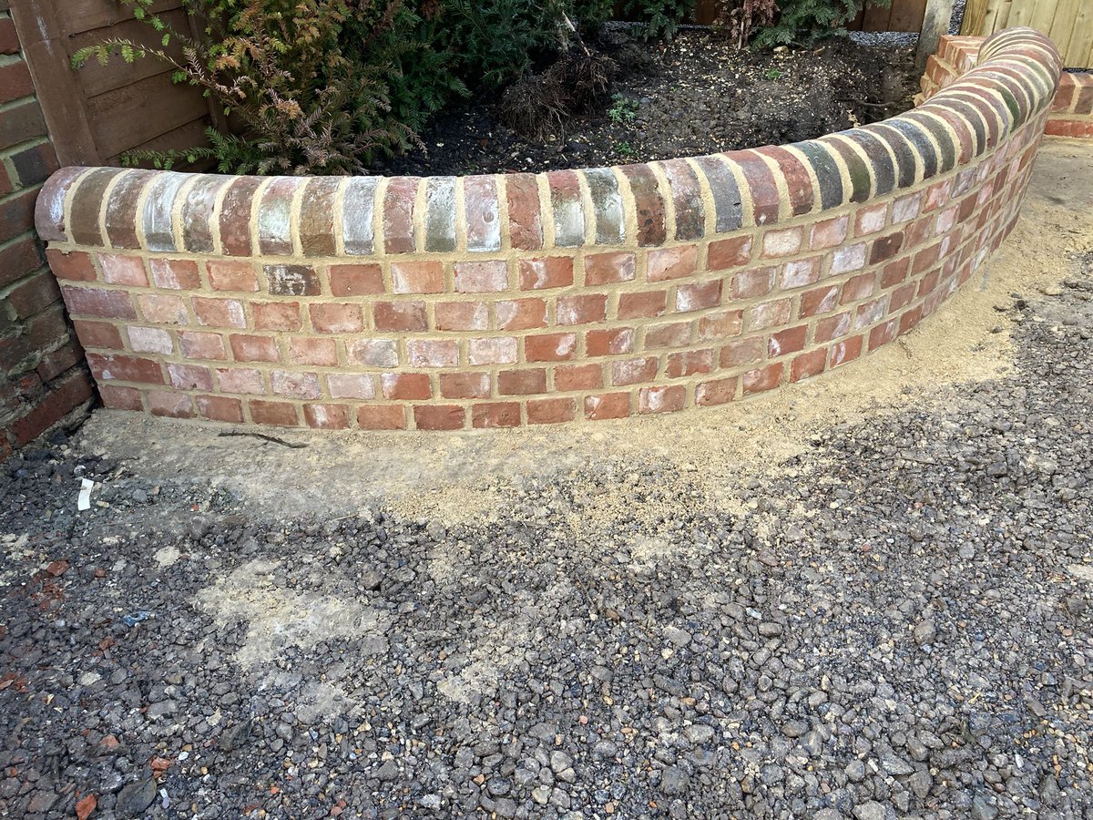 edgebrickwork's tweet photo. Curved garden wall using reclaimed bricks with half moon copings using a lime mortar mix. π§± #bricklayer #limemortar #reclaimedbricks https://t.co/2mVAKnha5f