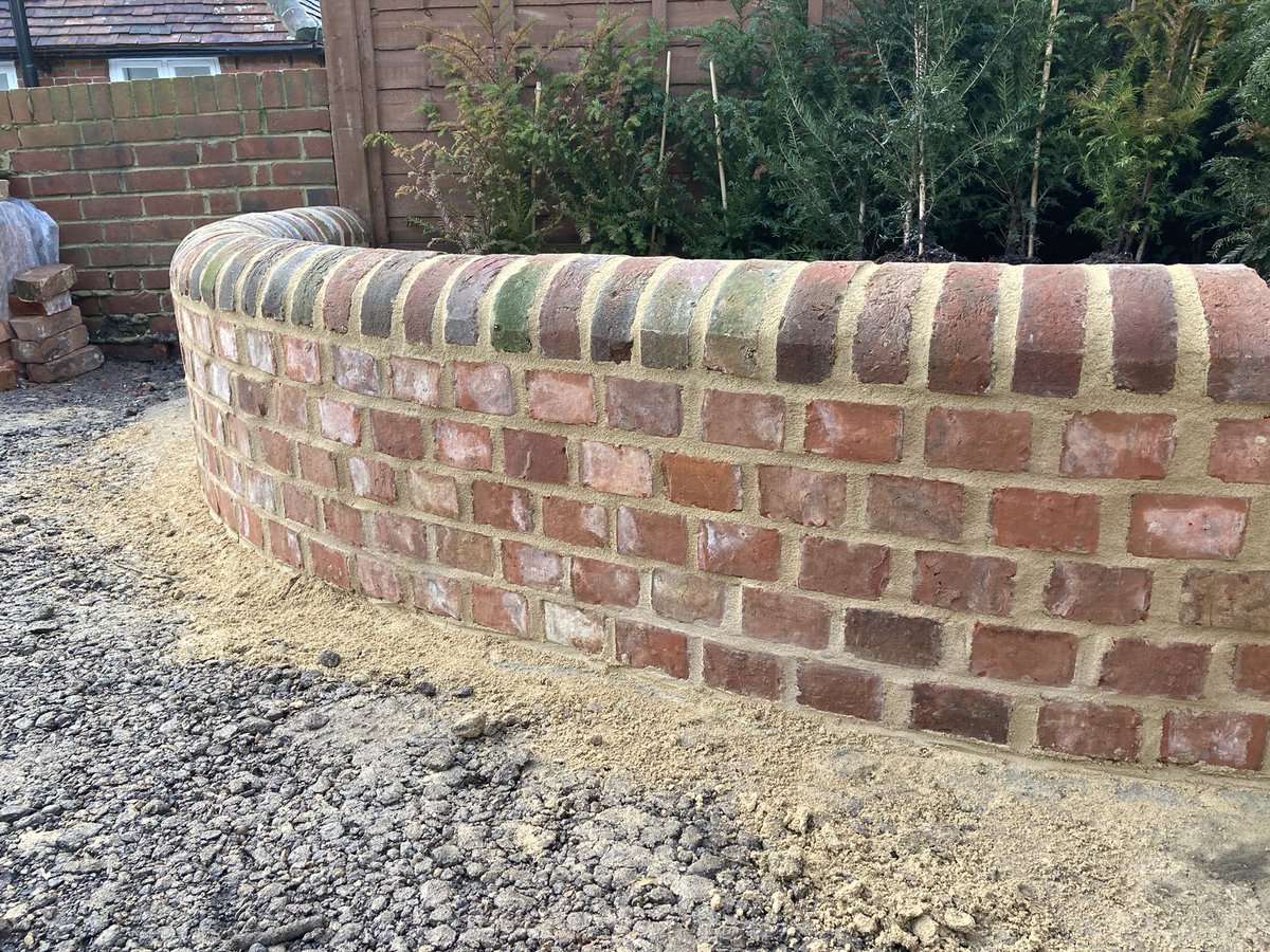 edgebrickwork's tweet photo. Curved garden wall using reclaimed bricks with half moon copings using a lime mortar mix. π§± #bricklayer #limemortar #reclaimedbricks https://t.co/2mVAKnha5f