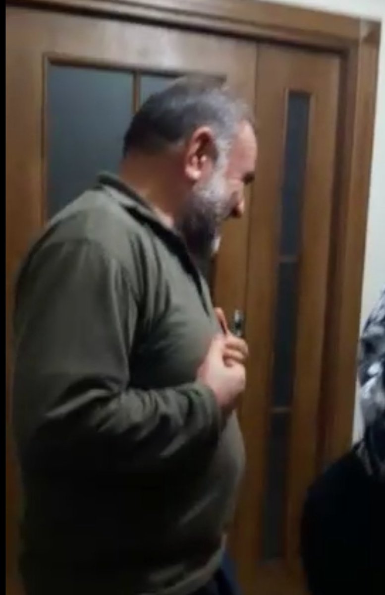 Babam kapıyı açıyor karşısında Bolu'daki torunları. Ağlıyor gülüyor dizlerine vuruyor kalbini tutuyor. Deliye dönmüş resmen. Bi yaştan sonra anne babaya sürpriz yapmak biraz riskli. Kalp krizi geçireyazmış adamcağız.