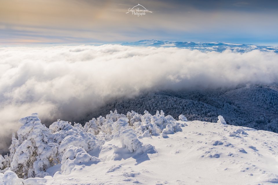 CieuxVolca's tweet photo. Résumé succinct en 3 photos de la fin de matinée au sommet du Puy de Dôme. Quel bonheur, plus de mots, c'est magnifique. La Chaîne des Puys et son phare dans toutes leurs splendeurs hivernales @Meteovilles @infoclimat @KeraunosObs @Dana_Prepy @ChloeNabedian https://t.co/HgkYhXNi2m