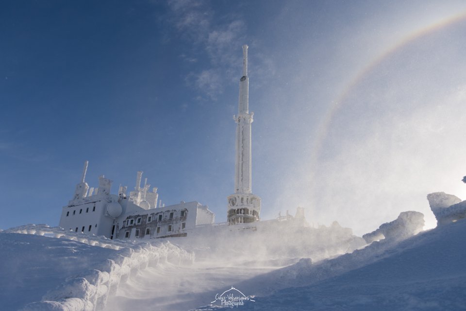 CieuxVolca's tweet photo. Résumé succinct en 3 photos de la fin de matinée au sommet du Puy de Dôme. Quel bonheur, plus de mots, c'est magnifique. La Chaîne des Puys et son phare dans toutes leurs splendeurs hivernales @Meteovilles @infoclimat @KeraunosObs @Dana_Prepy @ChloeNabedian https://t.co/HgkYhXNi2m