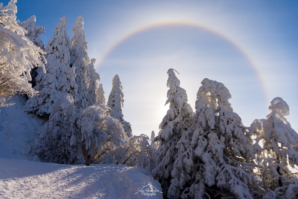 CieuxVolca's tweet photo. Résumé succinct en 3 photos de la fin de matinée au sommet du Puy de Dôme. Quel bonheur, plus de mots, c'est magnifique. La Chaîne des Puys et son phare dans toutes leurs splendeurs hivernales @Meteovilles @infoclimat @KeraunosObs @Dana_Prepy @ChloeNabedian https://t.co/HgkYhXNi2m