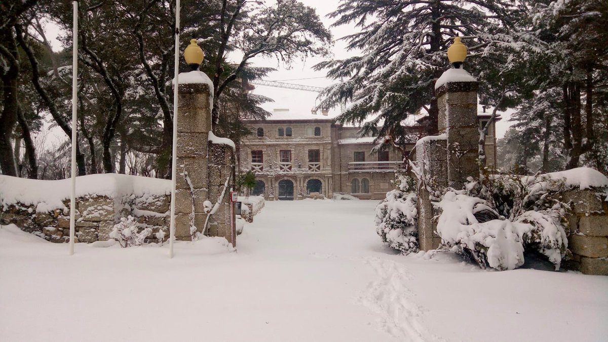 Nebrija's tweet photo. La histórica nevada de Madrid nos está regalando fotografías tan espectaculares como estas. Mirad lo bonitos que están nuestros Campus de Princesa y de la Berzosa a estas horas. https://t.co/k0gil3WAoC