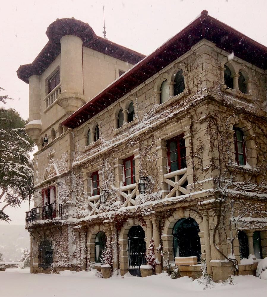 Nebrija's tweet photo. La histórica nevada de Madrid nos está regalando fotografías tan espectaculares como estas. Mirad lo bonitos que están nuestros Campus de Princesa y de la Berzosa a estas horas. https://t.co/k0gil3WAoC