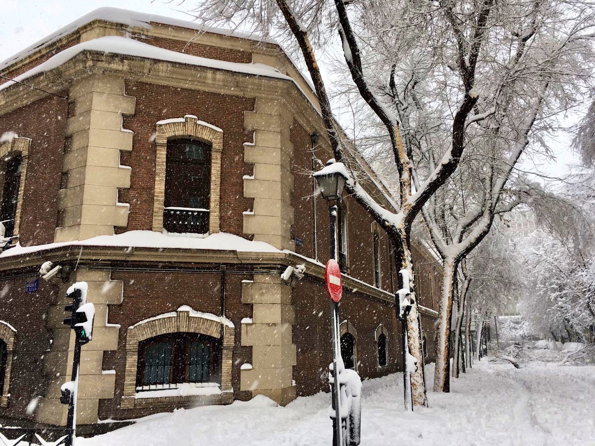 Nebrija's tweet photo. La histórica nevada de Madrid nos está regalando fotografías tan espectaculares como estas. Mirad lo bonitos que están nuestros Campus de Princesa y de la Berzosa a estas horas. https://t.co/k0gil3WAoC