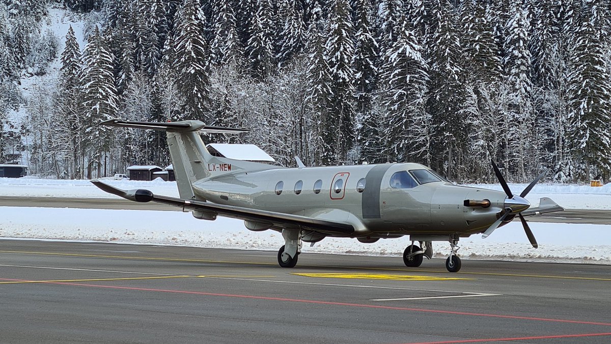Phofmannsair's tweet photo. LX-NEW PC12 @PilatusAircraft @JetflyAviation #LSGK #Saanen #Gstaad #airport #AvGeek https://t.co/sKvynQxsTC
