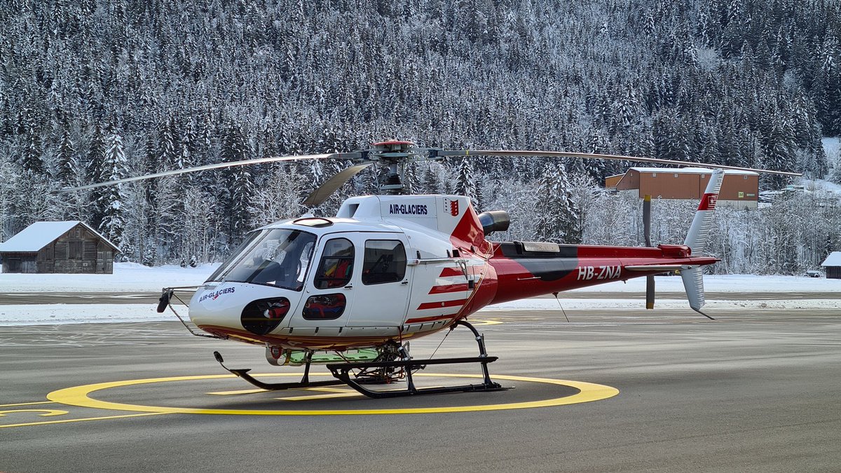 Phofmannsair's tweet photo. HB-ZNA AS350 @SwissHelicopter #LSGK #Saanen #Gstaad #airport #AvGeek https://t.co/ajsfiUdxwW