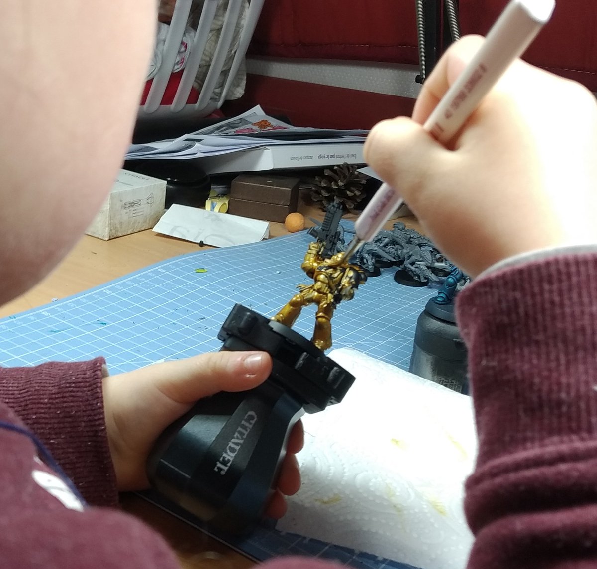 GuRi40k's tweet photo. I think my 5 years old daughter is ready to paint an army of custodes 👍

#paintingwarhammer #warhammercommunity #warhammer40k https://t.co/Ptu3ofvcmC