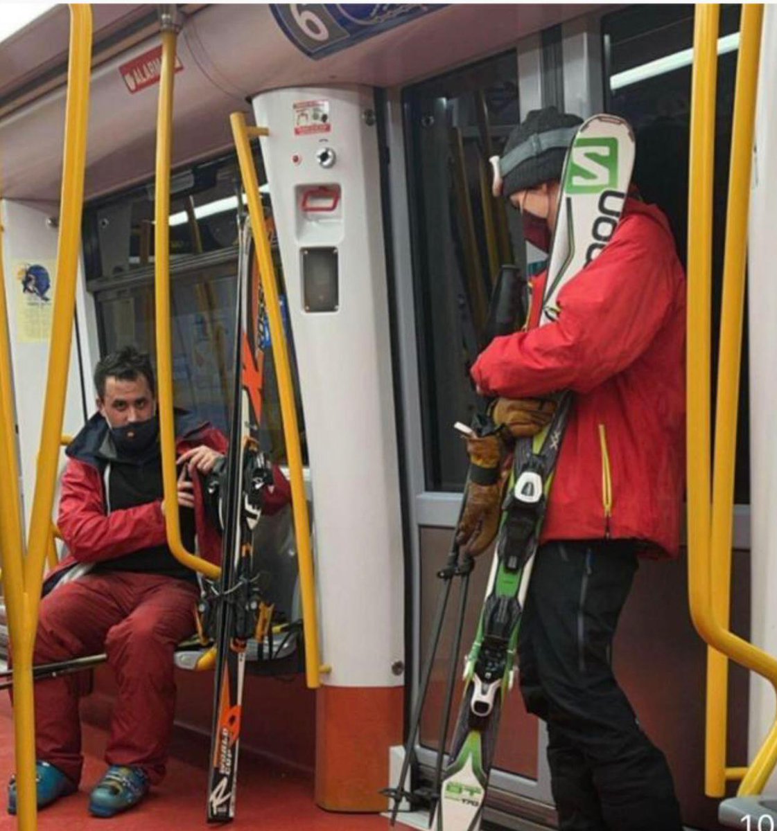 Viva Madrid.  La gente ha convertido la Castellana en una pista de esquí y el metro en remonte. Cogen el metro hasta la la plaza de Castilla y bajan hasta Atocha esquiando y vuelta hasta la plaza de Castilla en Metro