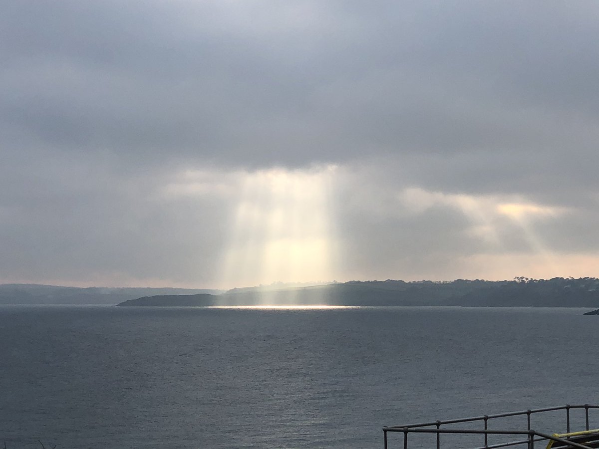cnicholls77's tweet photo. #rayofhope #silverlinings #Cornwall #falmouth #thesunisshining #throughtheclouds https://t.co/SKBBiAOh8d