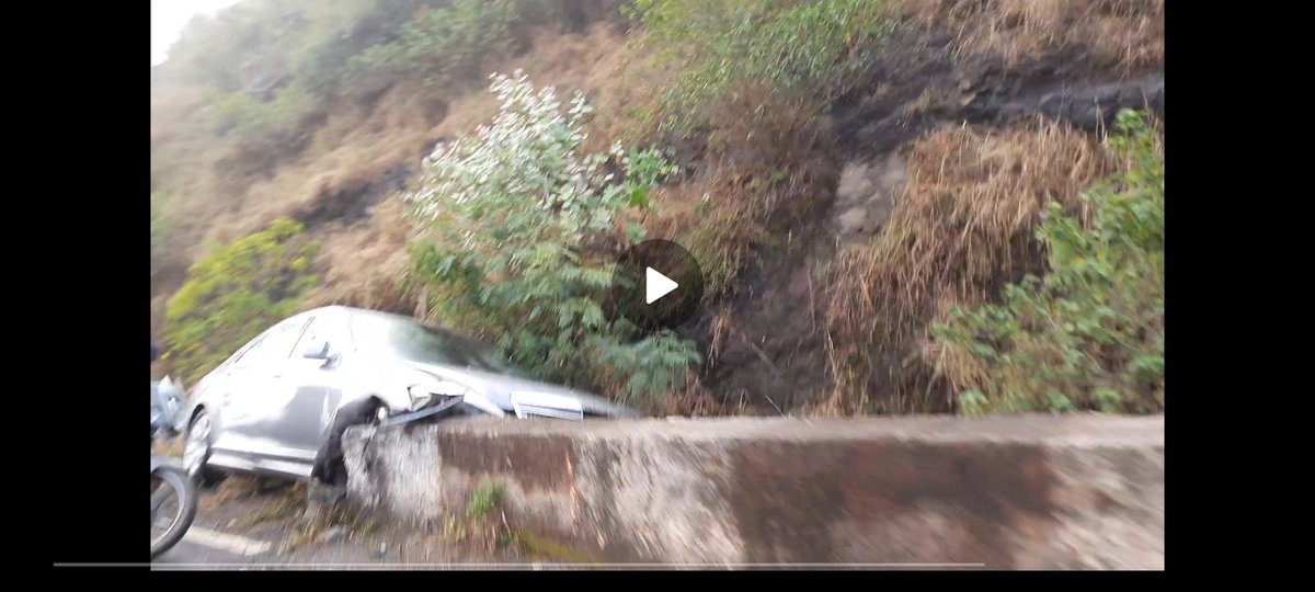 vega_yaa's tweet photo. I saw badly damaged Mercedes-Benz car in #Bopdev ghat today morning. I guess driver lost control :-/ #Pune #Kondhwa #Yewalewadi https://t.co/KZx6vEtnCe