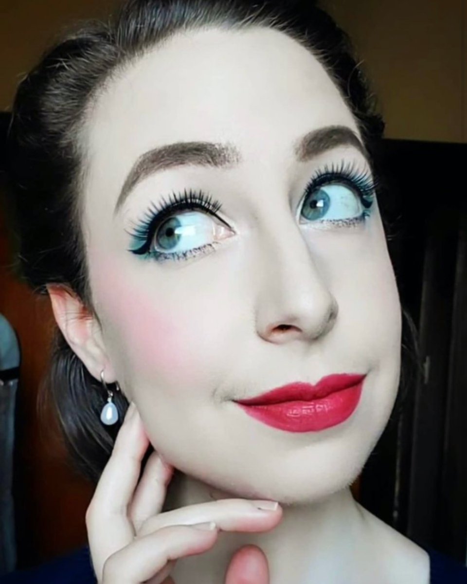 BesameCosmetics's tweet photo. @hannahsopranah looking delightful in all three items from the Disney Mary Poppins set!
❤️Poppins Red Lipstick
🌹Poppins Cream Rouge
✨Practically Perfect Powder

#marypoppins #disney #disneymarypoppins #redlipstick #creamrouge #creamblush #translucentpowder https://t.co/Nq71JVGxLX