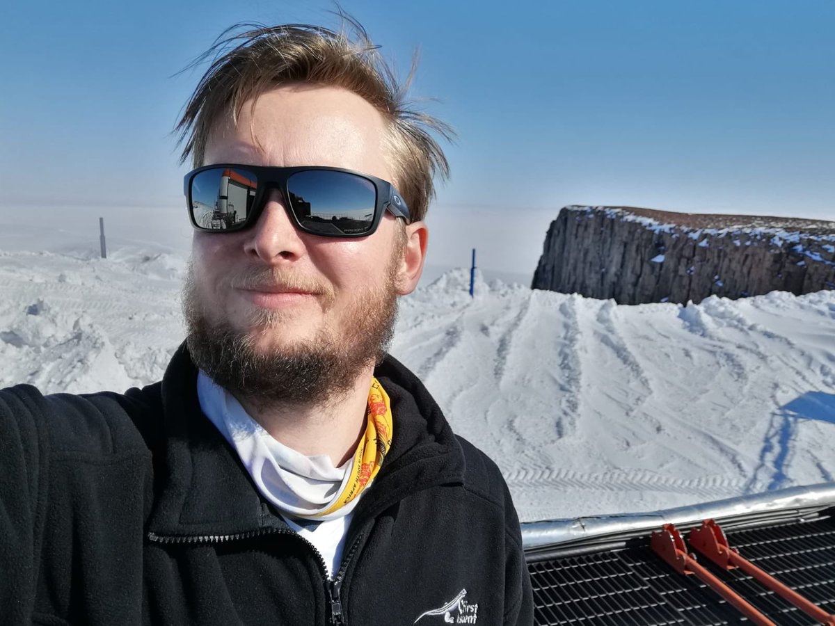 The weather cleared and Matt was able to get a ride to the SANA IV base which is situated near the edge of some huge cliffs about 160km inland.