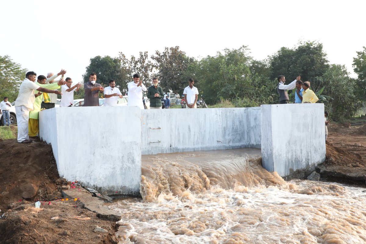 CM Shri <a href="/vijayrupanibjp/">Vijay Rupani Memorial</a> paid the gratitude to the water of Kakrapar-Gordha-Vad irrigation system. Large no.of citizens of Mandvi and Mangrol Taluka will be beneficial through this system.