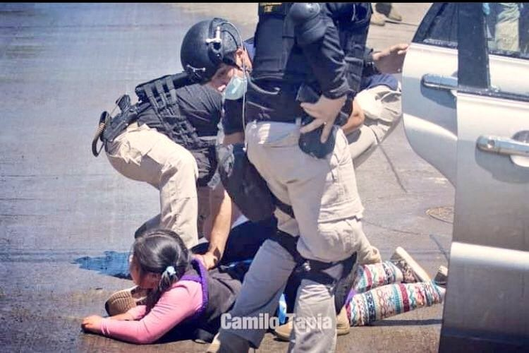 MiguelGarayM's tweet photo. Como hacer entender a #Wacolda (en el suelo), de 7 años, q todo lo q hace el Gobierno: asesinar a su padre Camilo d un disparo en la nuca con fusil de guerra, reducir en el suelo a su abuela y a su madre y detenerlas a las 3, es para "resguardar el orden y proteger la democracia" https://t.co/CfqjWhi3Z4