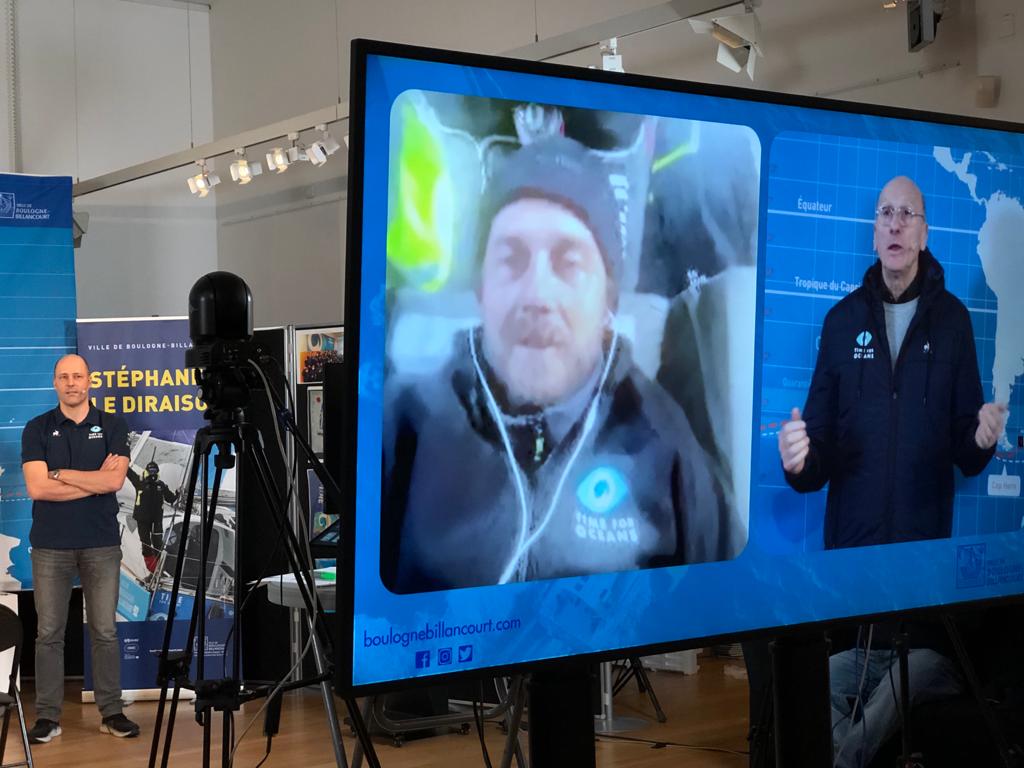 Ville_BoulogneB's tweet photo. ⛵️ En présence de l'aventurier boulonnais Jerome BRISEBOURG, @stephlediraison actuellement à 4 jours du Cap Horn 🌍, nous décrit les conditions extrêmes de froid et d'humidité avec des vents allant jusqu'à 60 noeuds et des vagues de 6 à 8 mètres. 🌊 https://t.co/isGwy5PETQ