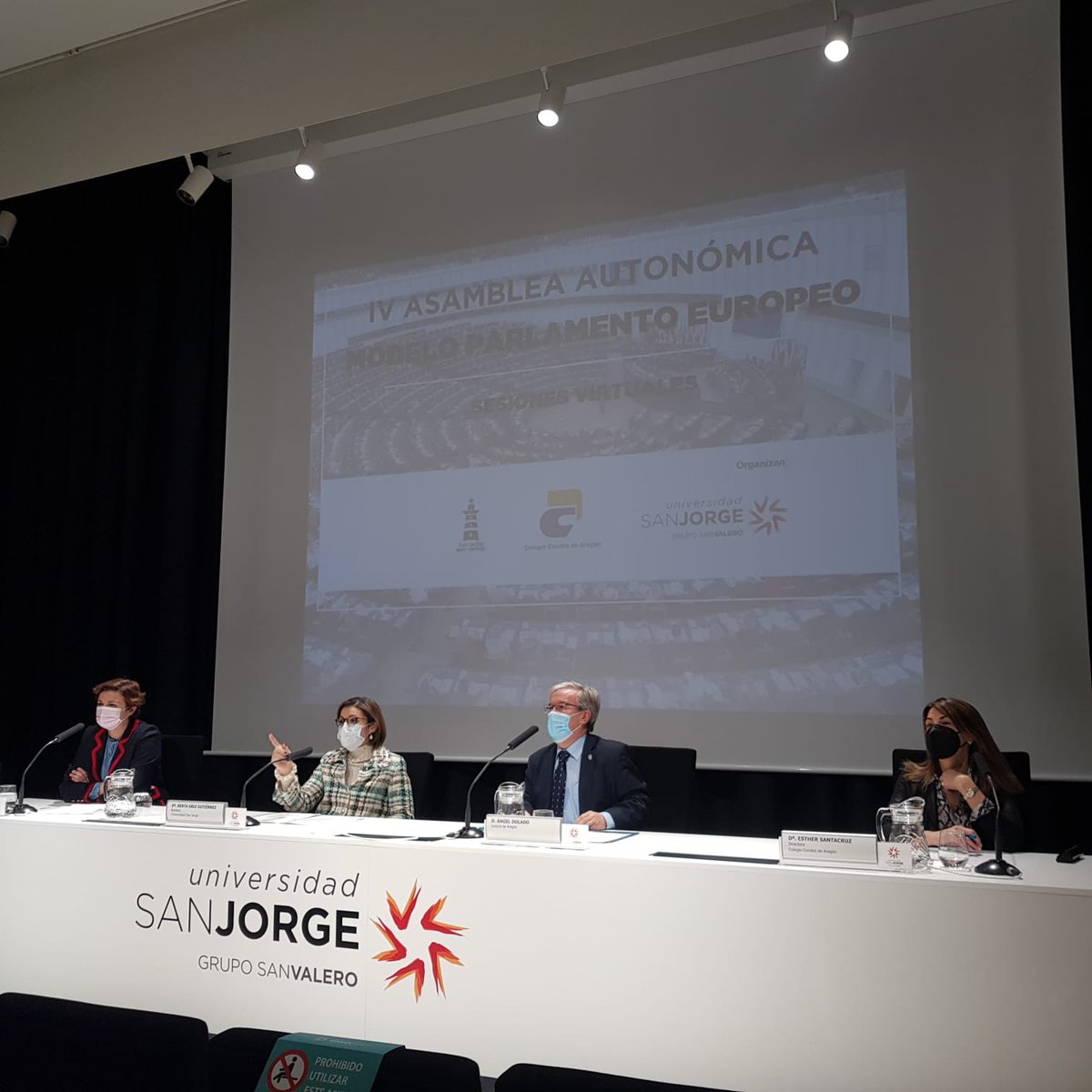 Acto de apertura de la IV Asamblea Autonómica del Modelo de Parlamento Europeo en Aragón. Contamos con la presencia del Justicia de Aragón, la Directora General de Equidad y Planificación educativa de la #DGA , la rectora de la #USJ y nuestra directora. #ColeCondes #MEP_Spain
