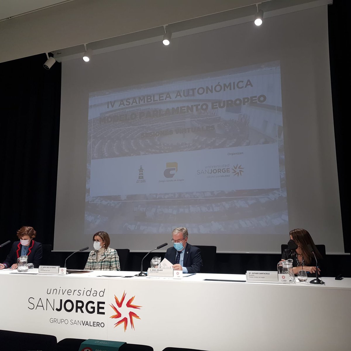 colegiocondes's tweet photo. Acto de apertura de la IV Asamblea Autonómica del Modelo de Parlamento Europeo en Aragón. Contamos con la presencia del Justicia de Aragón, la Directora General de Equidad y Planificación educativa de la #DGA , la rectora de la #USJ y nuestra directora. #ColeCondes #MEP_Spain https://t.co/tO8xZoUwf6