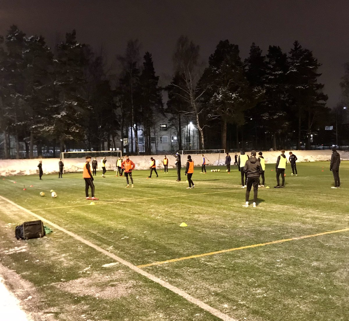 Treenit perjantai-iltana. Pelejä odotellessa