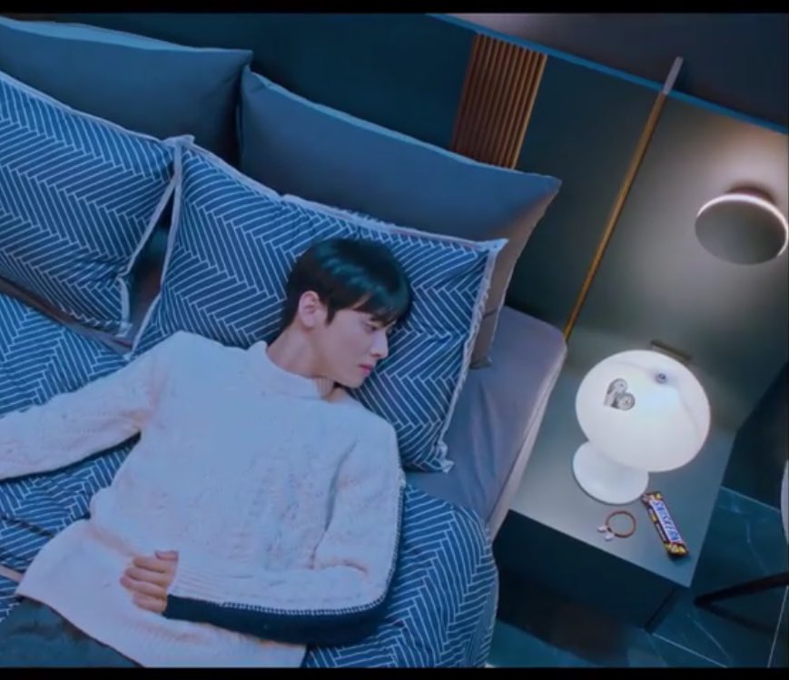 first off, he collected all the things that he got from jugyeong