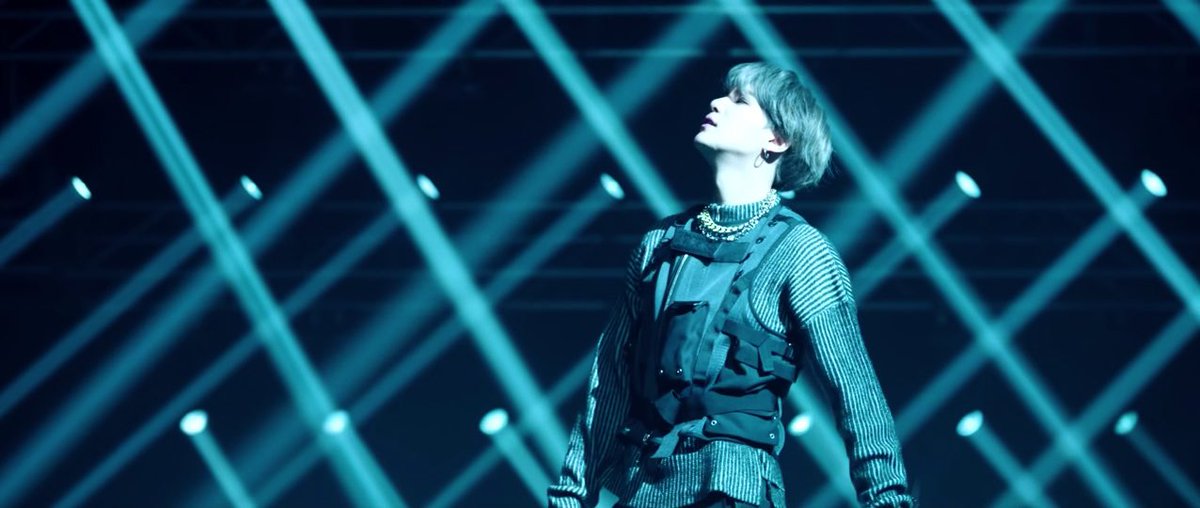 (also there is a moment where he is on stage and he is absolutely bathes in light, which is such a contrast from how dark the whole mv has been… and goes so well with the lyric “my shadow grows in that blasting stark light…)