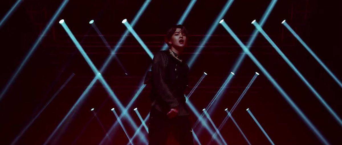 nd then we do reach the jump scare or the climax of the film when the “i’m you and you’re me” nd this is where everything comes together with dark underexposed lighting blinking in nd out w the blinding lights, mixed w the heavily saturated red, nd the camera switching angles.