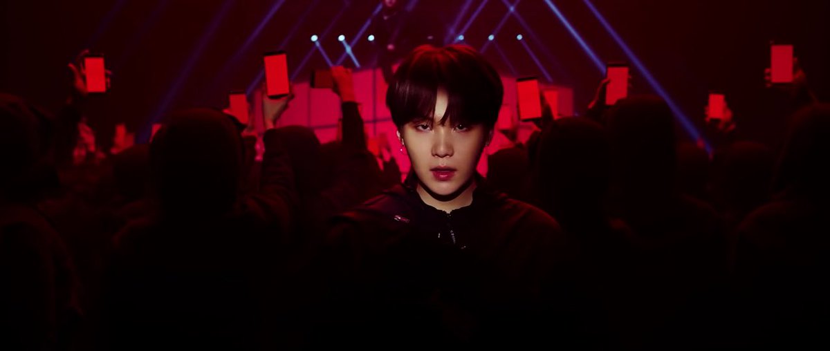 nd then we do reach the jump scare or the climax of the film when the “i’m you and you’re me” nd this is where everything comes together with dark underexposed lighting blinking in nd out w the blinding lights, mixed w the heavily saturated red, nd the camera switching angles.