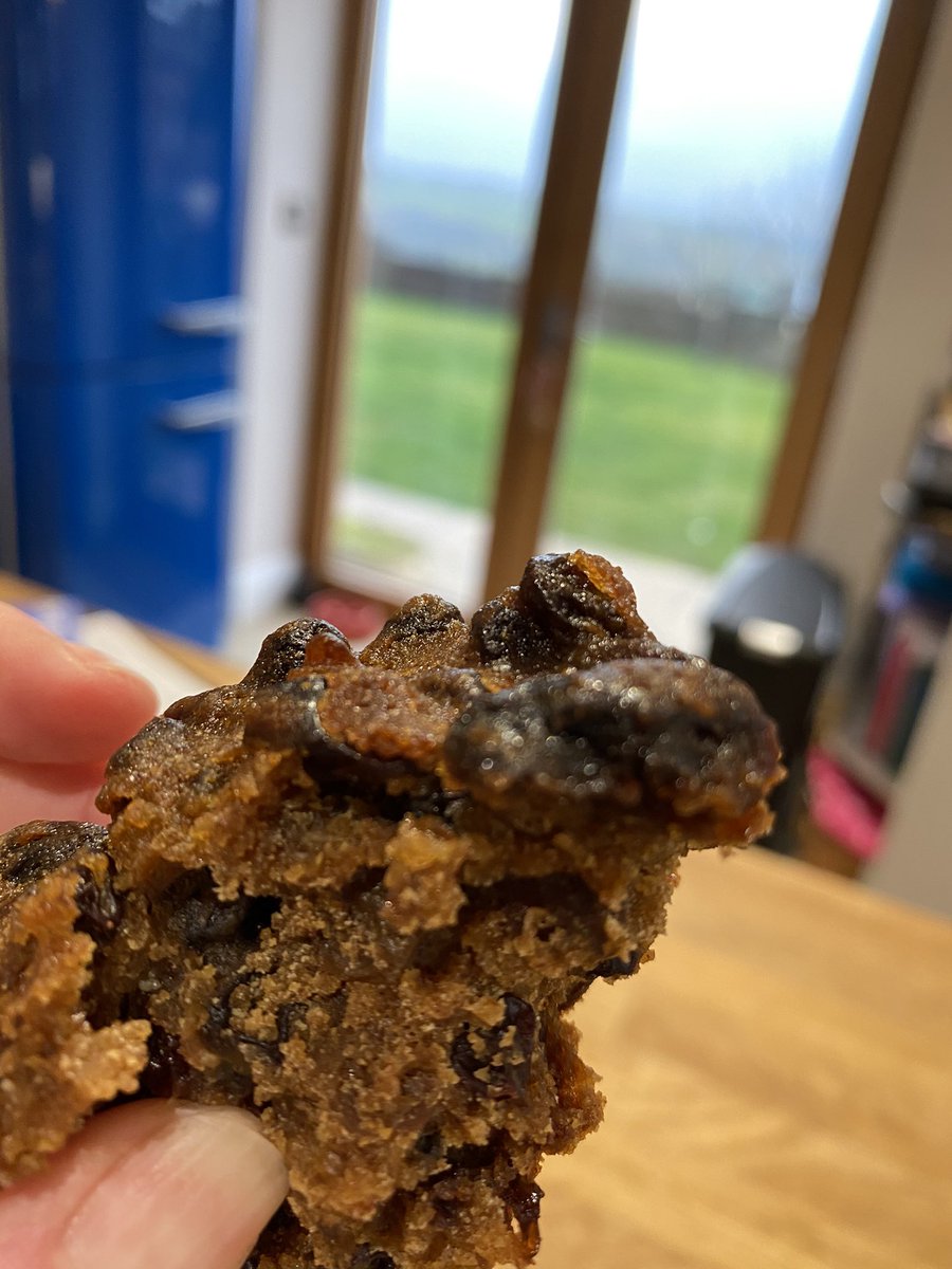 Davies68S's tweet photo. A child at school gifted every member of staff a beautiful @TippleTails cake and a bottle of Prosecco....thank you so much Ella! It’s brightened my day 🤩💗🤩 xxx #loveinacake #thankful #loveis https://t.co/ABppdW071Y