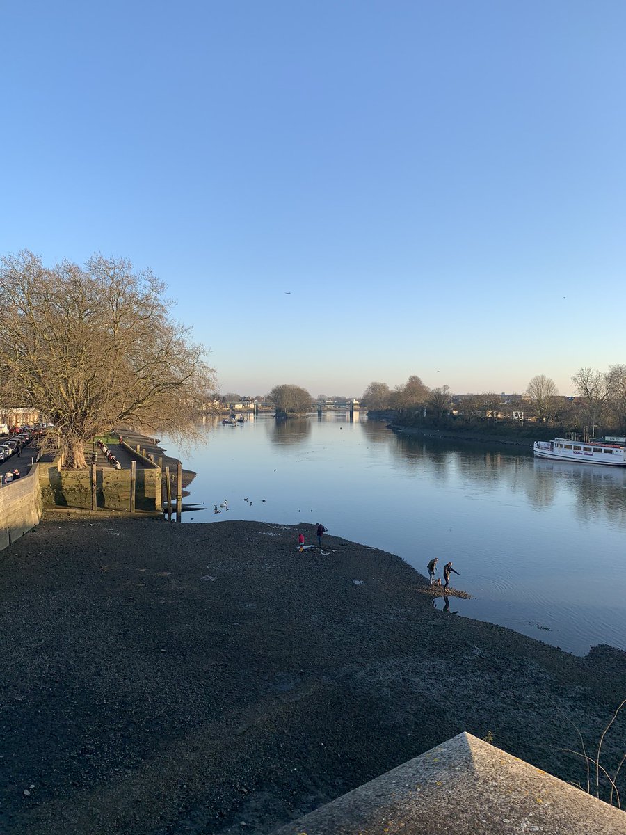 TimmyKernow's tweet photo. Out on my daily exercise &amp; it’s a cracker of a crispy sunny afternoon. #IsoWalks #RiverThames #WearAMask Some stretches quite busy/crowded so wearing a mask the whole way. https://t.co/2aKwT1agj9