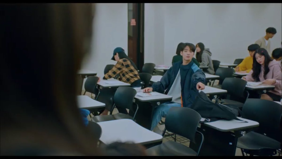 the way he keeps saving a seat for jugyeong just so he could sit next to her