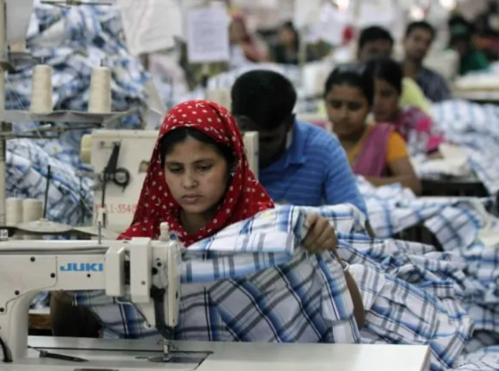 ArticlesofStyle's tweet photo. THE TRUE COST OF FAST FASHION
Please read the article:
https://t.co/NRTlMewlRo
#FastFashion #Sustainability #Injustice #ClimateChange #SustainableFashion #ArticlesofStyle https://t.co/DwkuUPrC1K