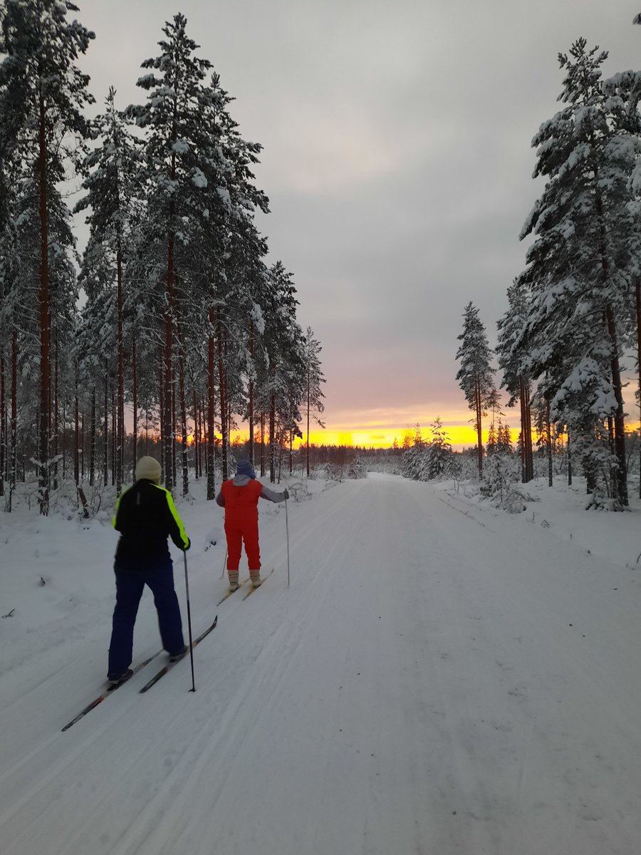 Hieno keli oli tänään hiihdellä. 
Keliä parempaa oli vain seura, kun sain mukaan siskon, ystävän ja siskon tyttären ( ei näy enää kuvassa, koska vauhti oli jonkin verran kovempi kuin meillä😄) #Selänpää