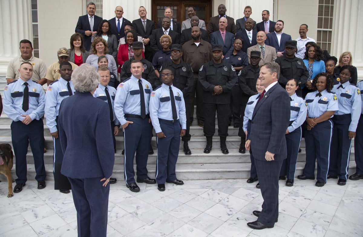 GovernorKayIvey's tweet photo. It’s National Law Enforcement Appreciation Day! Alabamians are proud to support those in the law enforcement community for their service. Thank you for protecting our communities! #BackTheBlue #ThinBlueLine @ALEAprotects @ALCorrections 

Proclamation: https://t.co/WtHRrjragt https://t.co/BT6ViRH1s0