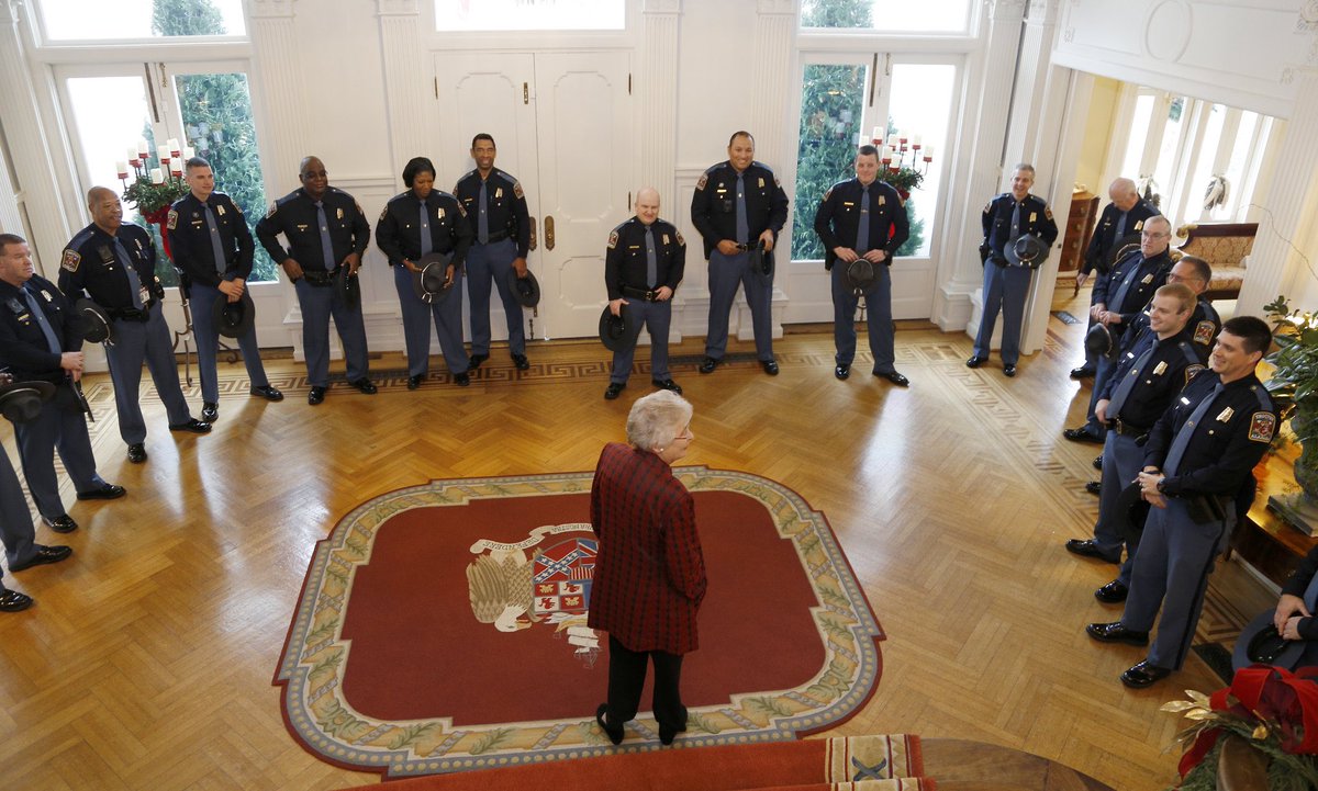 It’s National Law Enforcement Appreciation Day! Alabamians are proud to support those in the law enforcement community for their service. Thank you for protecting our communities! #BackTheBlue #ThinBlueLine <a href="/ALEAprotects/">Alabama Law Enforcement Agency</a> <a href="/ALCorrections/">Alabama Department of Corrections</a> 

Proclamation: governor.alabama.gov/newsroom/2021/…