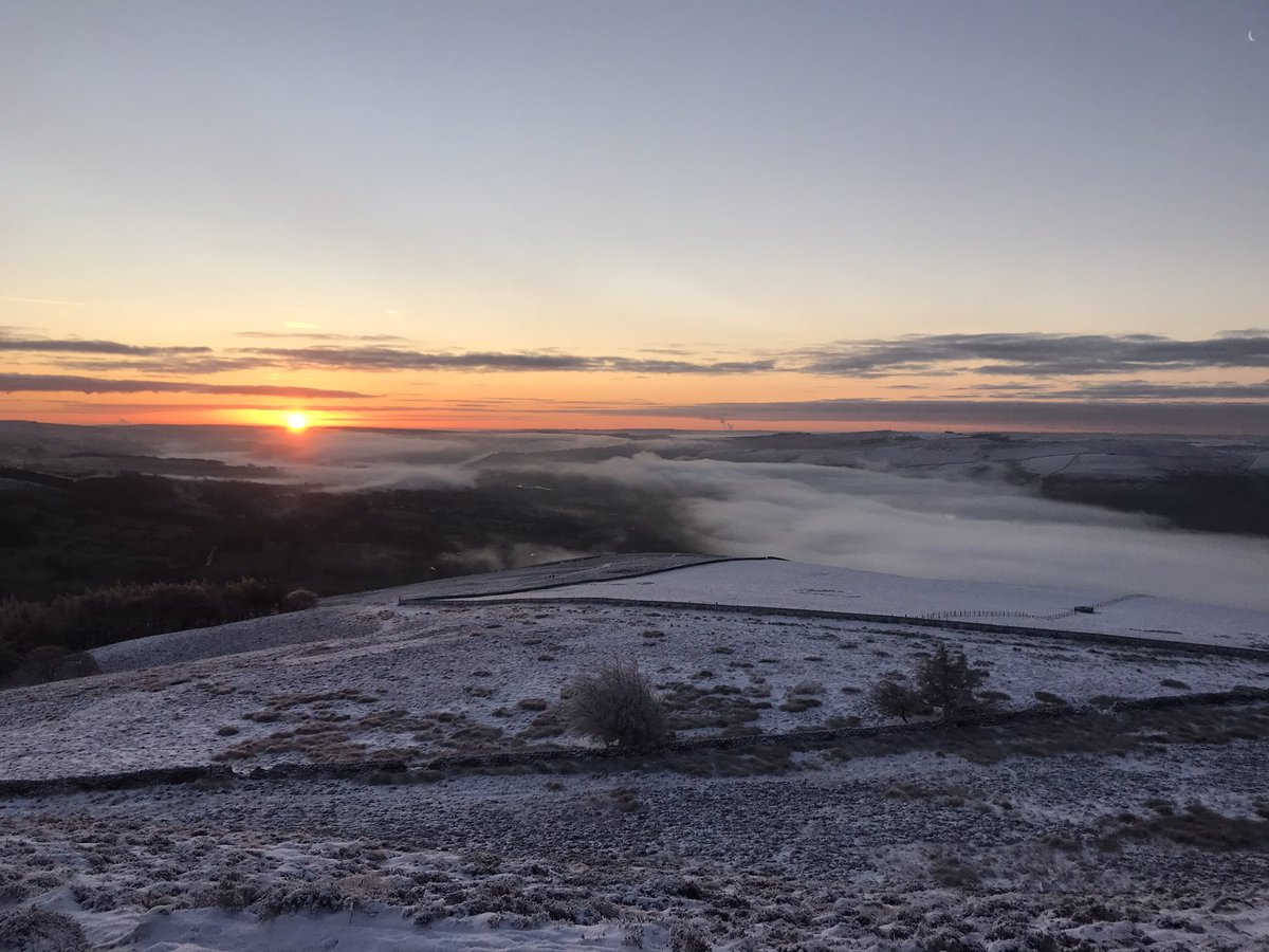 Lisa_Wallis1's tweet photo. Beautiful sunrise and cloud inversion in Hope Valley https://t.co/Za8NxOMIzo
