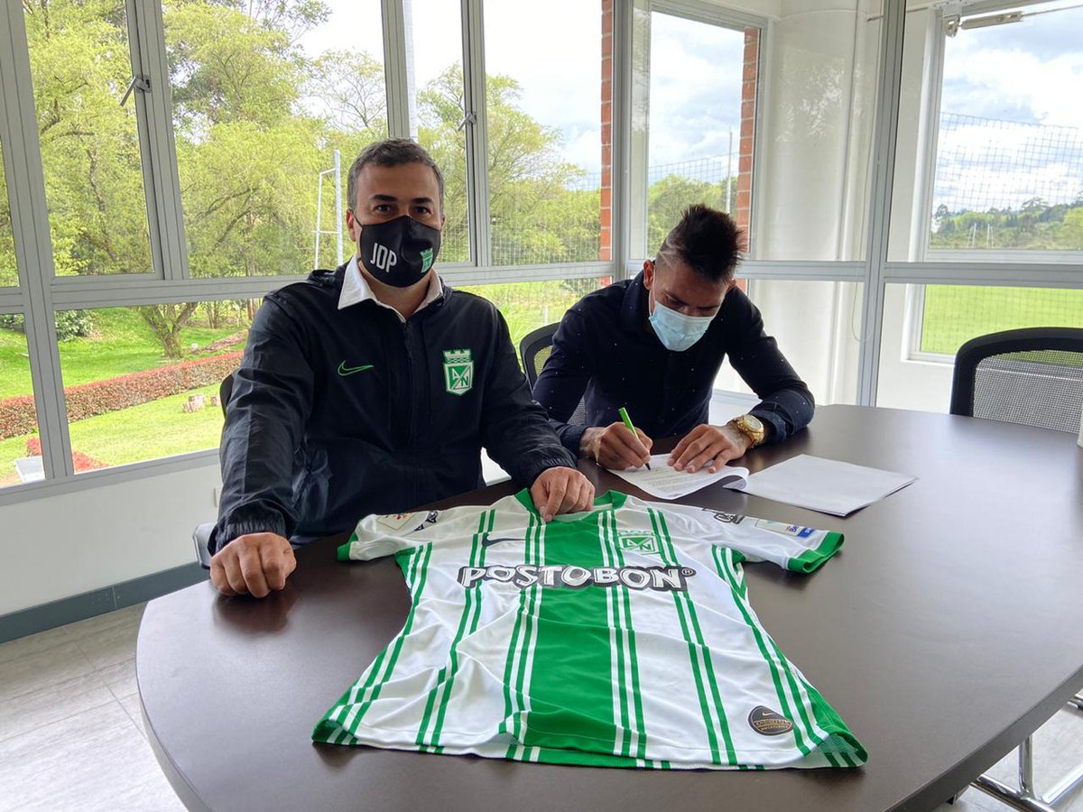 GFSportUy's tweet photo. Jona Alvez firmó con @nacionaloficial y ya se puso la "verdolaga". Nuestro CEO @mosqui26 lo despidió en @aerodecarrasco y parte del equipo de #GFSport lo acompañó en #Medellin. ¡Muchos éxitos Jona! #GFPlayers ⚽️ https://t.co/QAvPLfxt2k