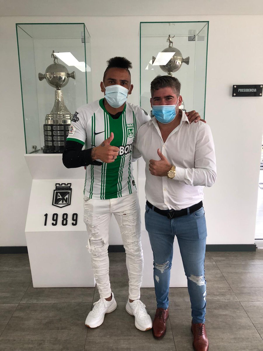 GFSportUy's tweet photo. Jona Alvez firmó con @nacionaloficial y ya se puso la "verdolaga". Nuestro CEO @mosqui26 lo despidió en @aerodecarrasco y parte del equipo de #GFSport lo acompañó en #Medellin. ¡Muchos éxitos Jona! #GFPlayers ⚽️ https://t.co/QAvPLfxt2k