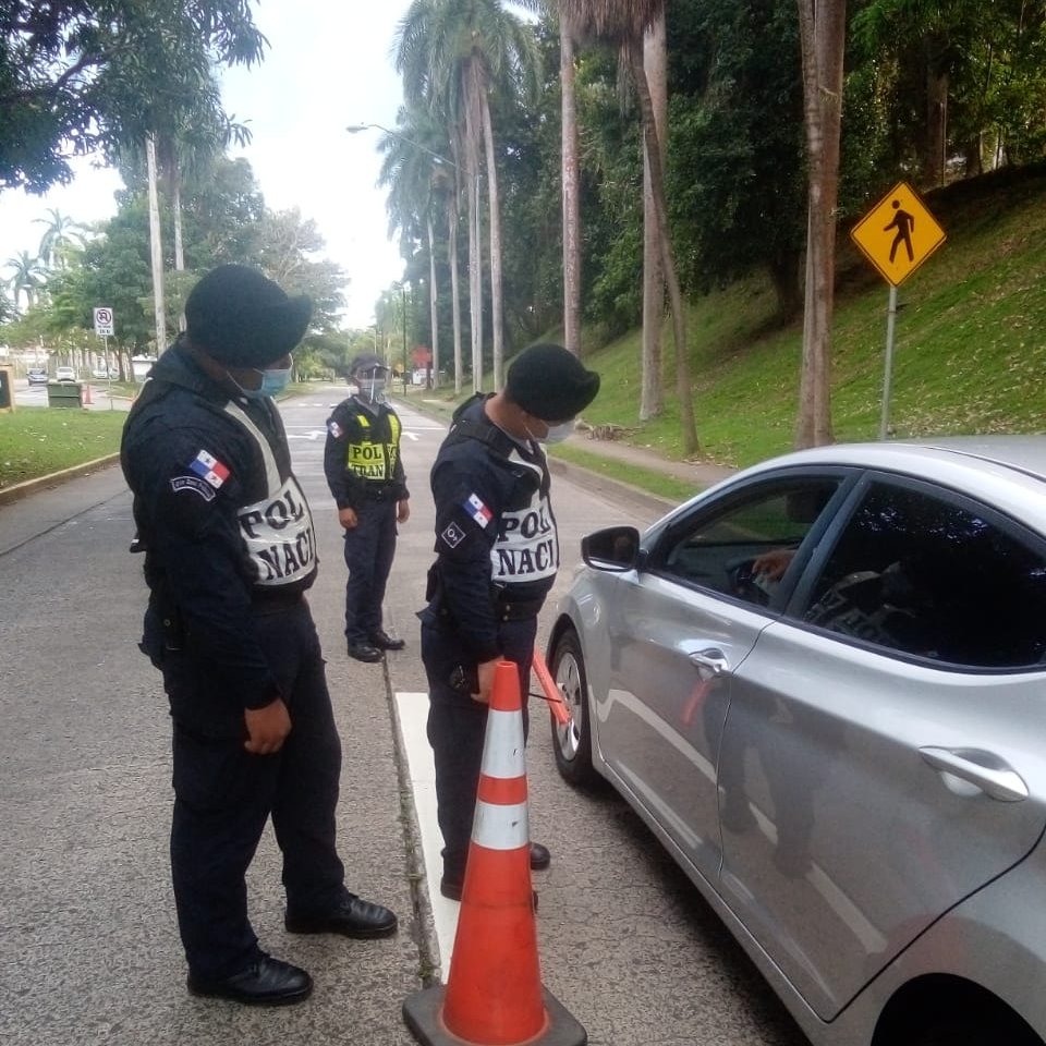 policiadepanama's tweet photo. ¡El delito NO paga!
Nuestros uniformados recorren cada punto de la geografía nacional, para garantizar la paz y tranquilidad en nuestras comunidades. #TrabajandoPorPanamá https://t.co/LvkANxAAk5