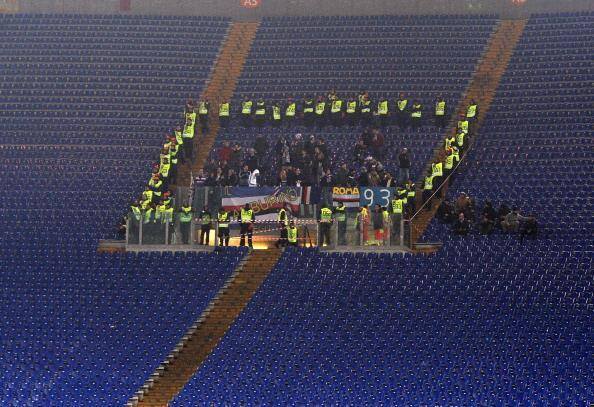 Awaydays23's tweet photo. ON THIS DAY 2014: Strict security for Sampdoria fans at Roma #Sampdoria https://t.co/s4yMlbM22i