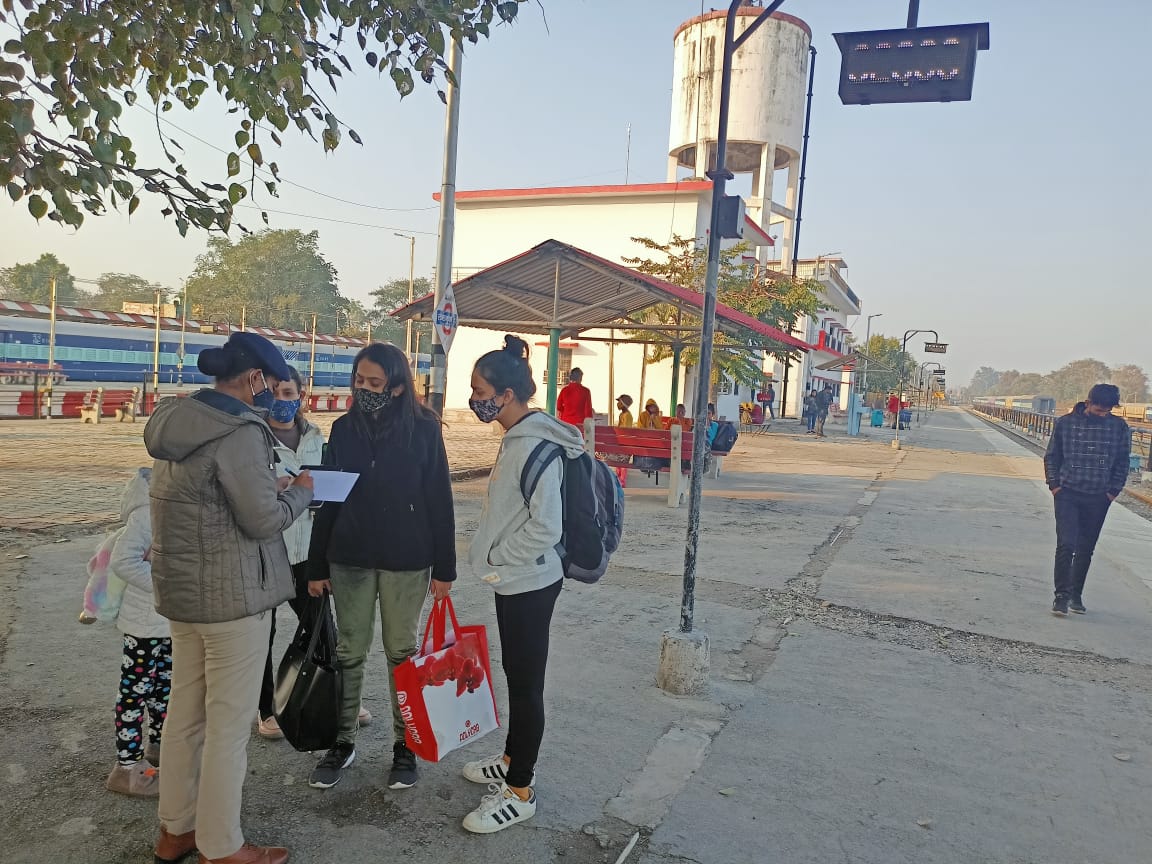 RLalkuan's tweet photo. Date 09/01/2021
Train no 02039 attended by SIPF Manisha and  interacted with lady passengers travelling alone under " Meri saheli " Campaign and told them about 182 security help line no. https://t.co/31SLHOmjkZ
