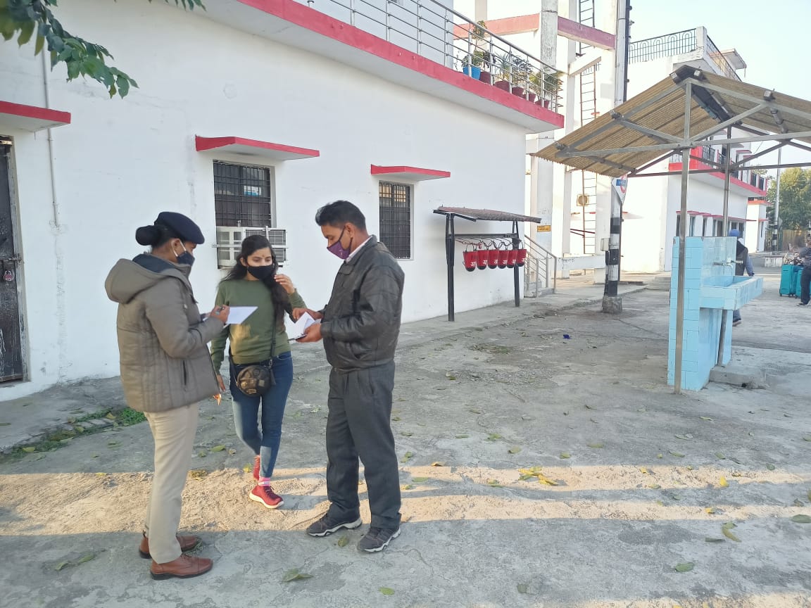 Date 09/01/2021
Train no 02039 attended by SIPF Manisha and  interacted with lady passengers travelling alone under " Meri saheli " Campaign and told them about 182 security help line no.