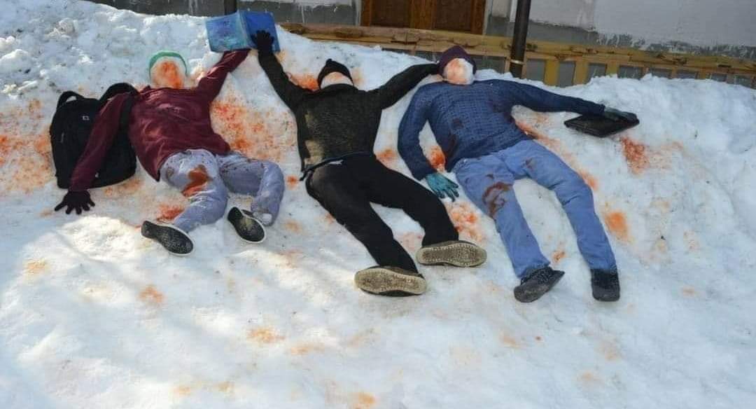 IbnParvez's tweet photo. Heart wrenching picture.
πππ
Some pictures do not speak. They tell and they scream.
#ReturnTheBodies.
#BleedingKashmir.
#HellWithOppression.
#IndianOccupiedKashmir. https://t.co/i675PhXNK1