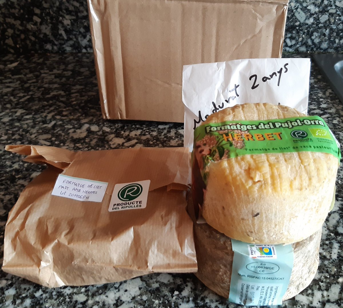 AngieRovira's tweet photo. Dijous ens va arribar la comanda de formatges de @formatgeriaorra de l'Herbet ja només en queda la meitat 🤤 i el que ens han regalat per ratllar és boníssim l'engrunem i és un vici! 😍 #repetirem https://t.co/8VWJTyfuYM