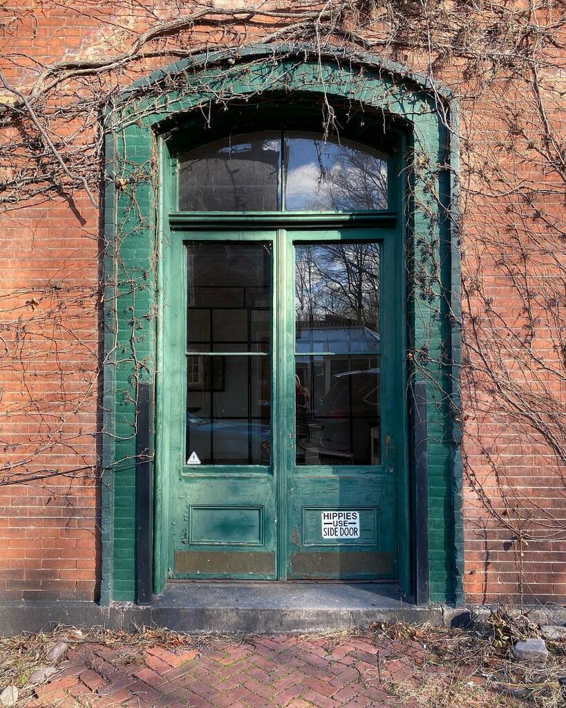 It’s been a while since my last door post😆I love the sign and wonder why only hippies use the side door?!
 ☮️ 🌈 🌸 🌞 
(link in profile) #sarahb #sarahbbags #newengland #historichomes #colonialhouse #charmingtown
.
.
.
.
.
#igersnewengland #beautifuldo… instagr.am/p/CJ1DW9ZHpBb/